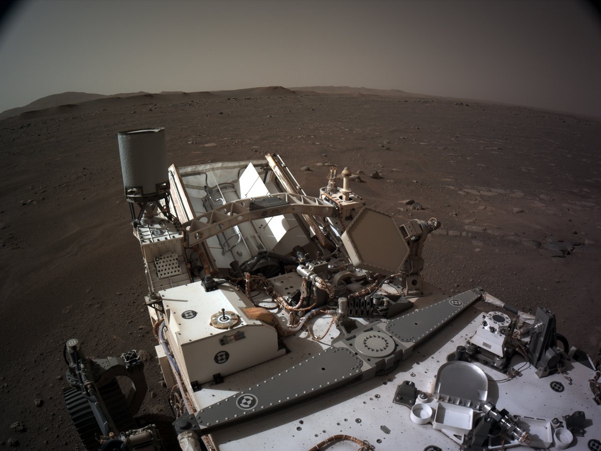 La vue depuis le mat de Curiosity, orienté vers l&#039;arrière du rover et son générateur électrique à radioisotope. Crédits NASA/JPL-Caltech/E.Bottlaender