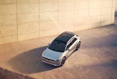 Hyundai dévoile son électrique Ioniq 5 dotée d'un toit solaire et capable de charger d'autres véhicules