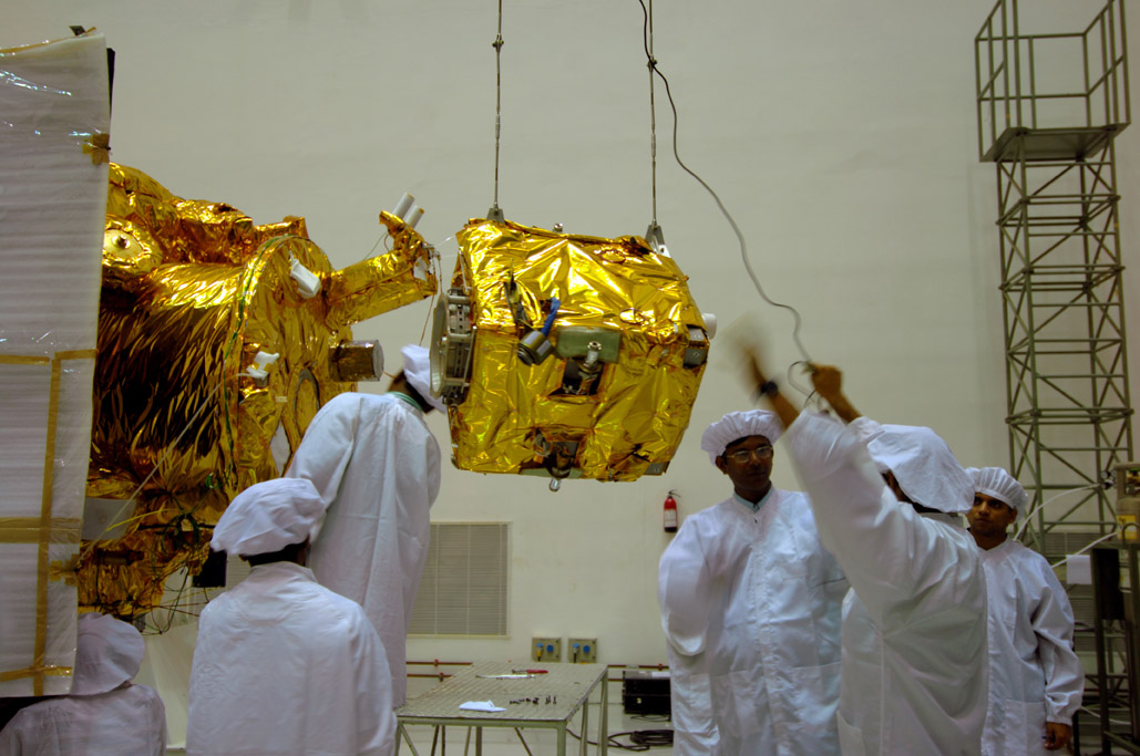 MIP MIP ! L&#039;impacteur le jour de son intégration sur la sonde Chandrayaan-1. Crédits ISRO