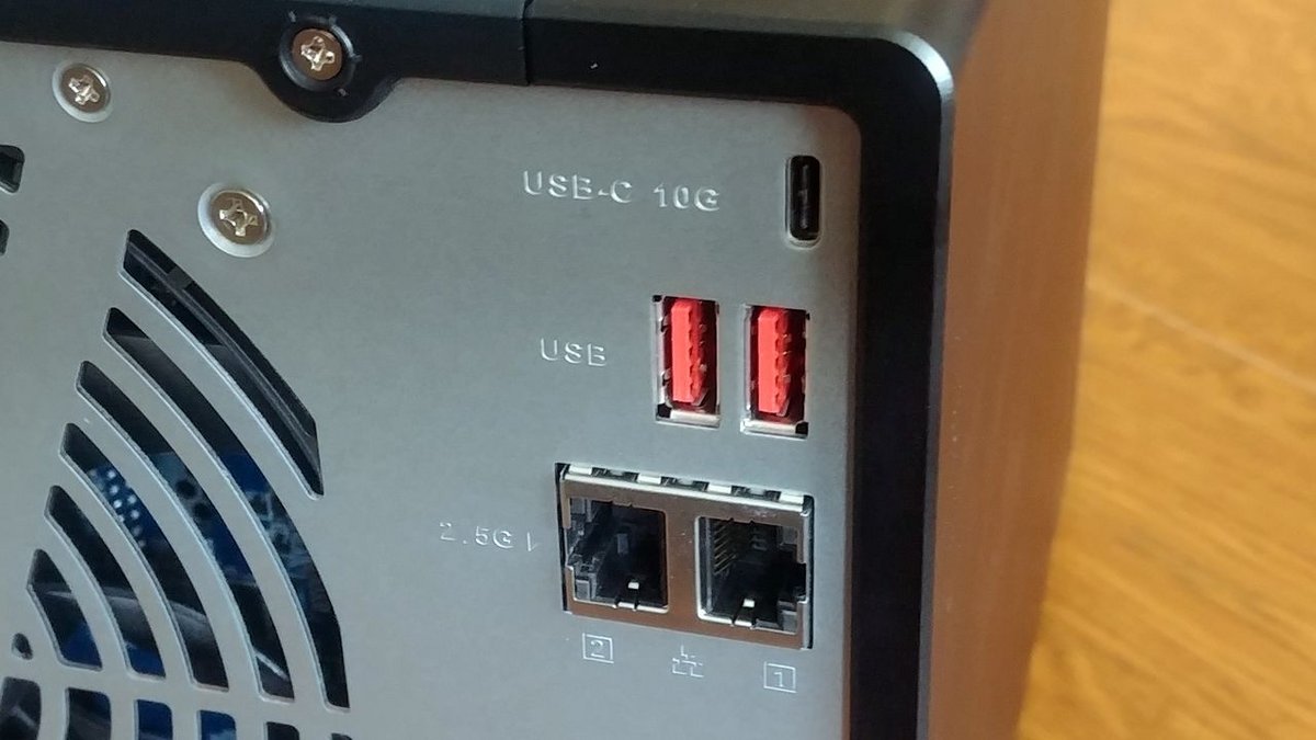 Un USB-C 3.2 Gen 2 et ses 10 Mo/s complète les deux USB-A et les deux RJ45 2,5 GbE © Nerces