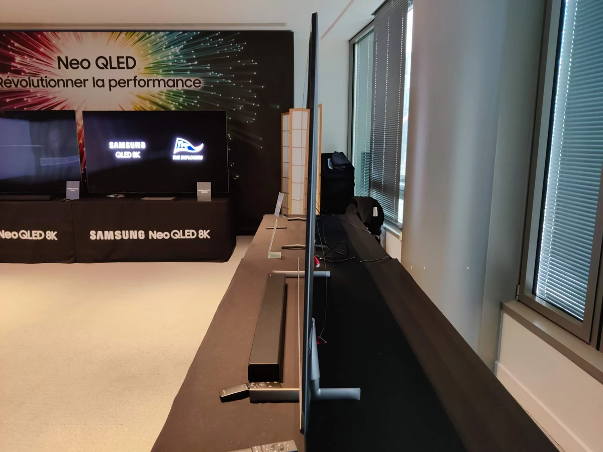 Samsung AU 8000
