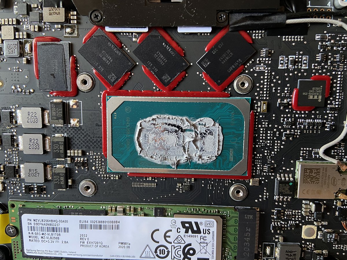 Sous l&#039;énorme caloduc noir : la carte mère avec les 4 puces de RAM DDR4 4Go et le SoC Intel