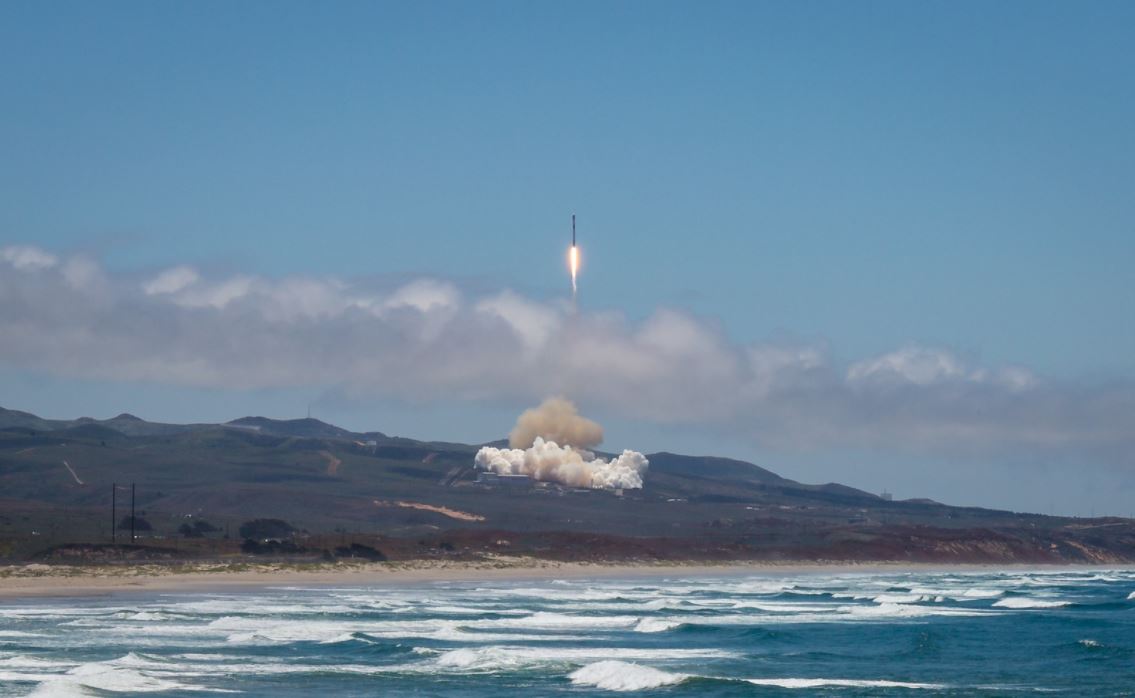 Falcon 9 décollant de Vandenberg (Californie). Le rythme actuel d'un tir par semaine fait des envieux, et génère des options. Crédits : SpaceX