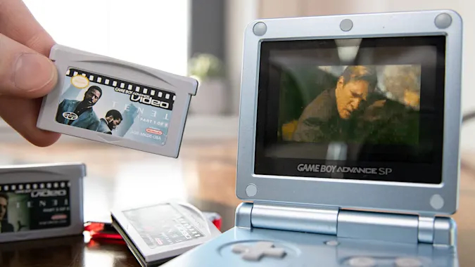 Insolite : un internaute met Tenet sur des cartouches de Game Boy Advance