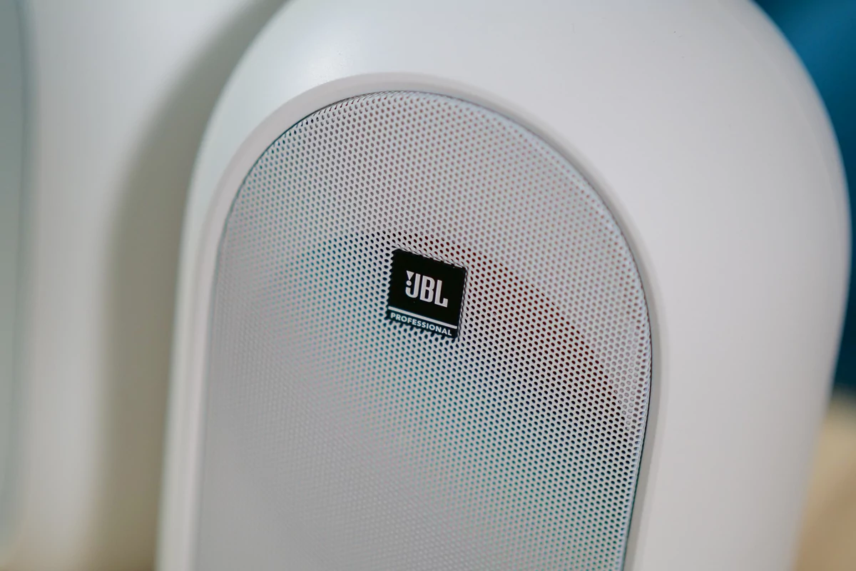 JBL 104-BT grille