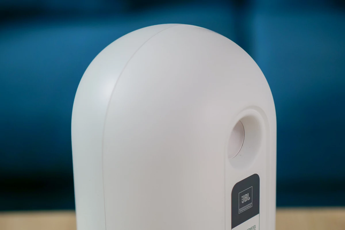 JBL 104-BT évent bass reflex