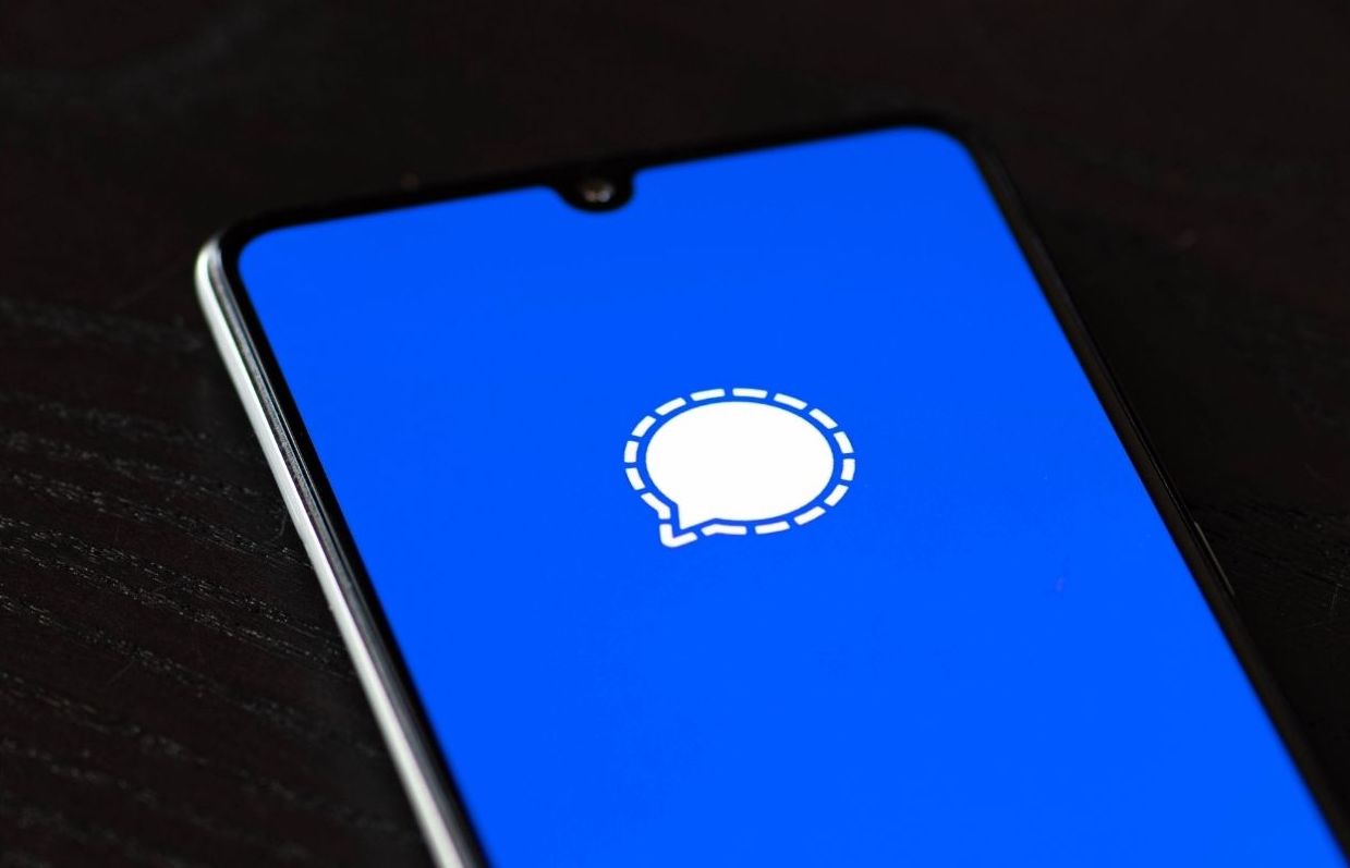 WhatsApp tombe, Signal explose : quand 2 milliards d'utilisateurs se retrouvent sans messagerie