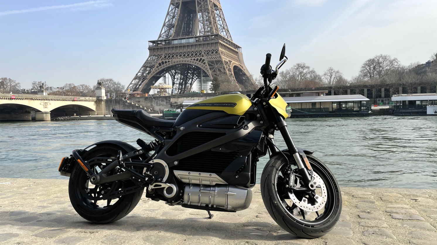 Une Moto Avec Des Ailes Qui Disent ailes à L'arrière.