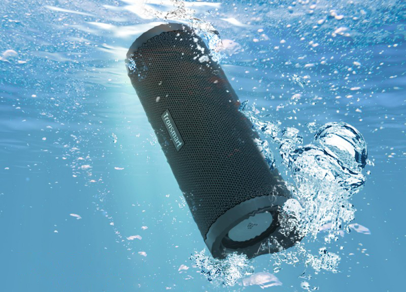 Tronsmart Force 2 vs. JBL Flip 5 duel de décibels au bord de la piscine