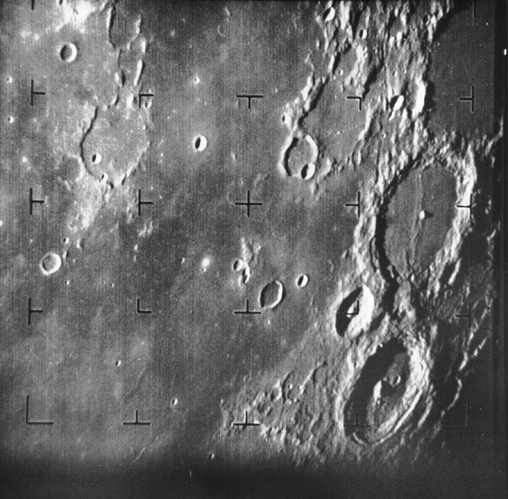 Première photo de la Lune prise par une sonde américaine de près, Ranger 7. Crédits NASA
