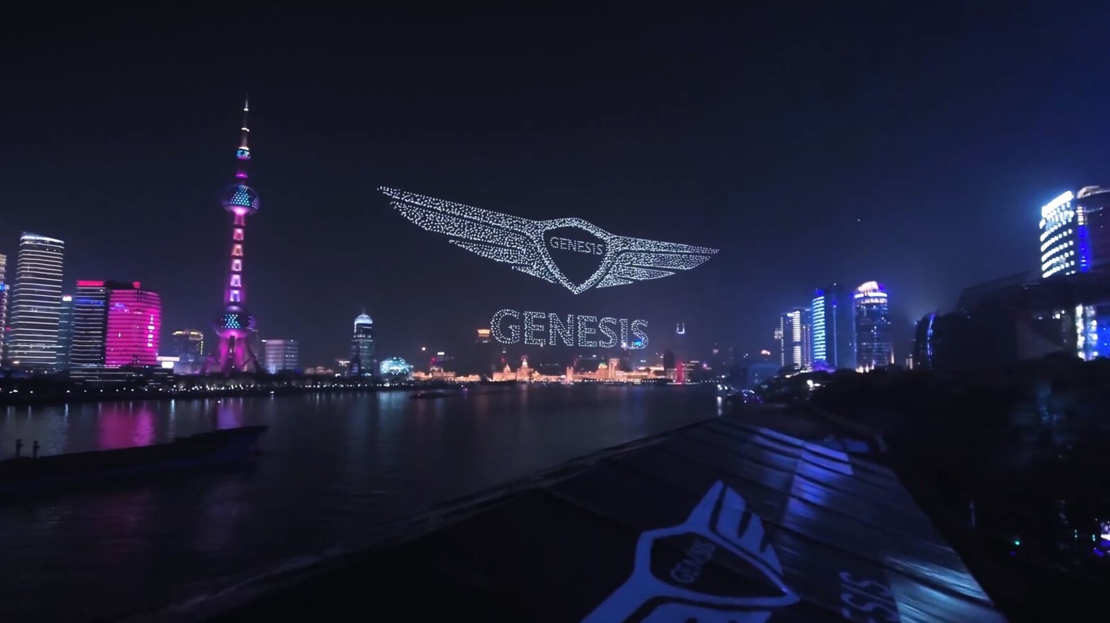 Genesis, la filiale de luxe de Hyundai, dévoile son logo au-dessus de Shanghai à l'aide de 3281 drones