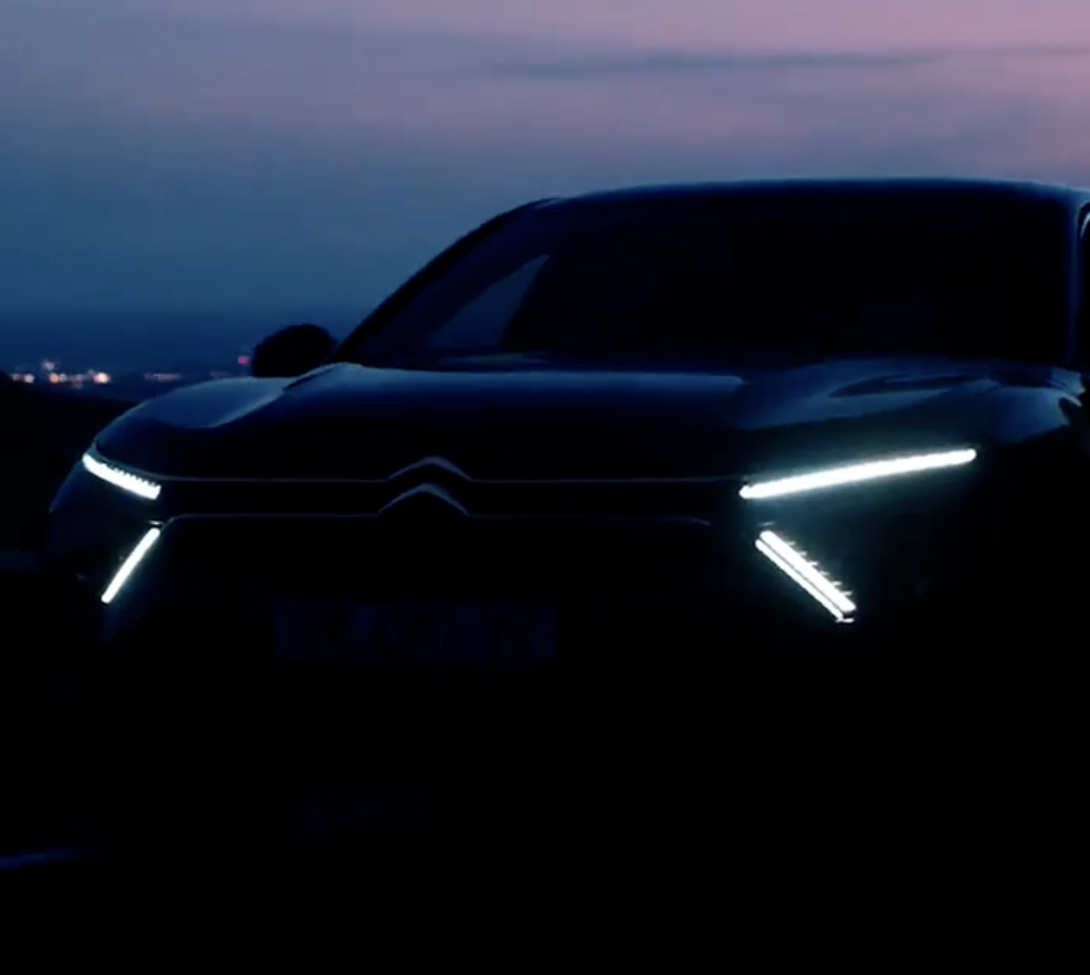 Citroen tease sa nouvelle C5 hybride pour le 12 avril