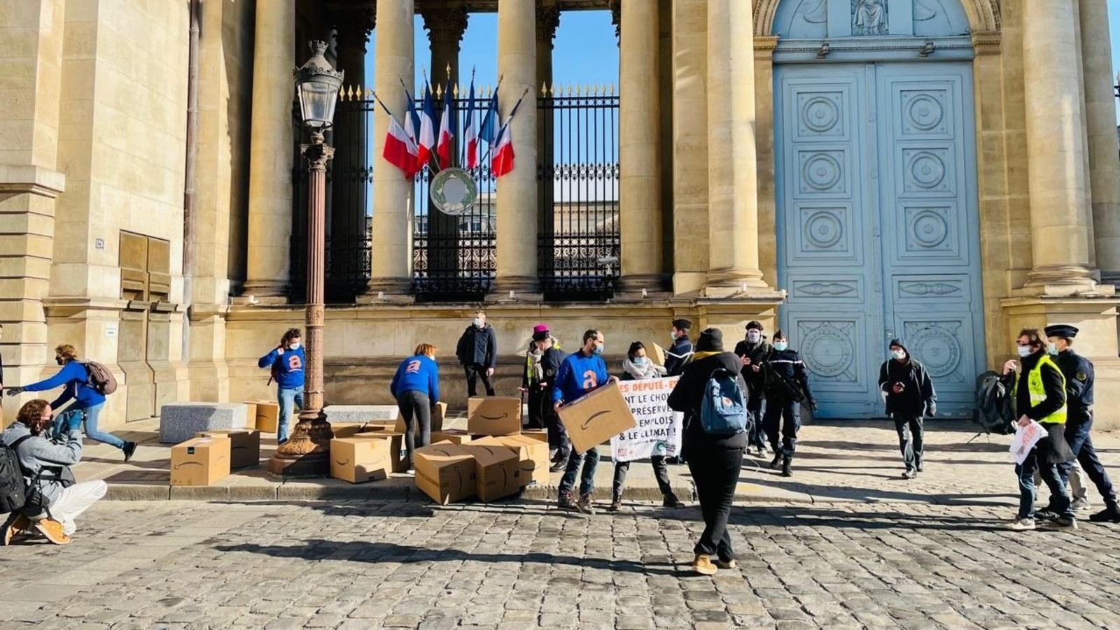 Pour dénoncer Amazon, les Amis de la Terre livrent 577 colis aux députés !