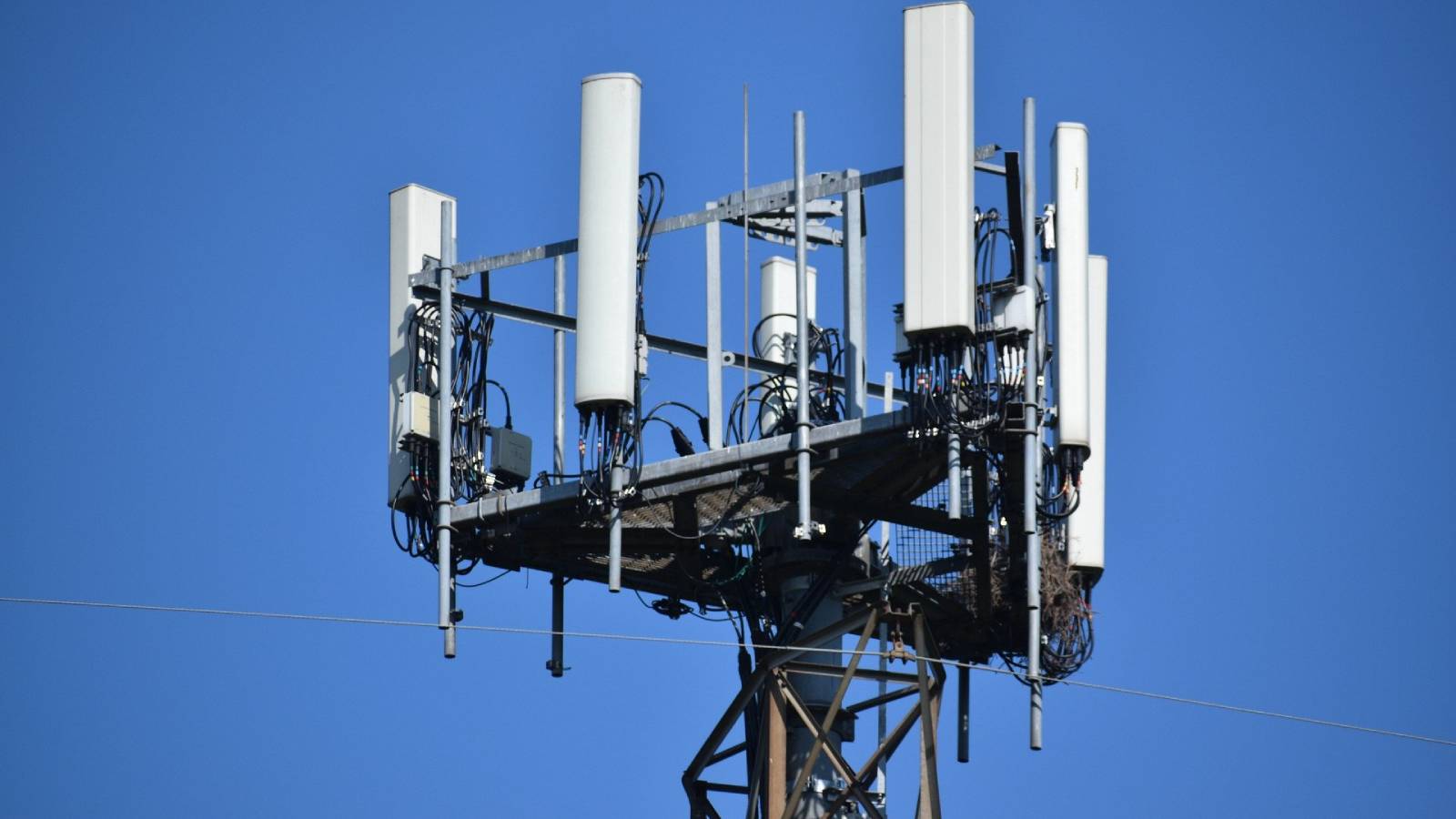 90 000¬ et 3 ans de prison avec sursis pour la destruction de 4 antennes-relais