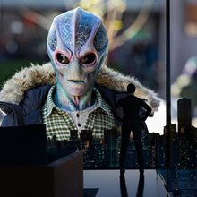 Critique Resident Alien : Alan Tudyk prend ses quartiers sur Terre (et sur Syfy)