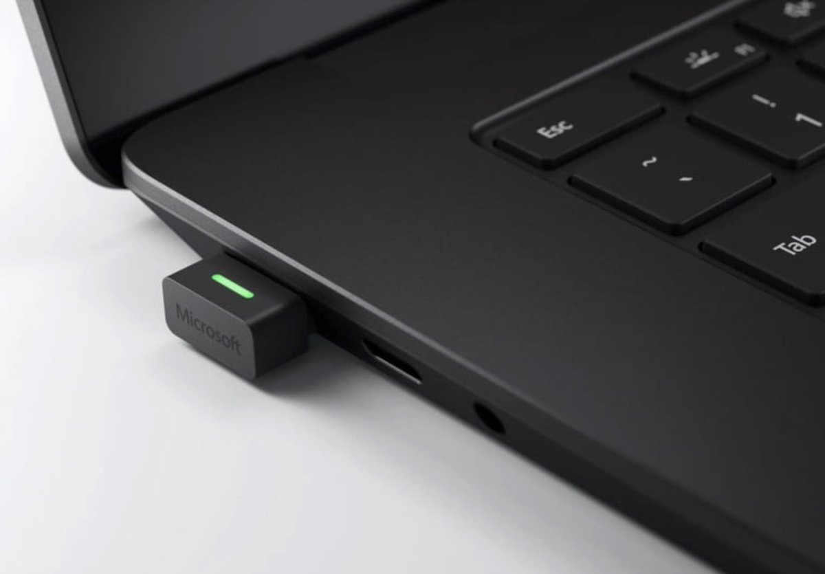 Ici le dongle USB permettant une connexion très stable avec le Surface Headphones 2+ © Microsoft