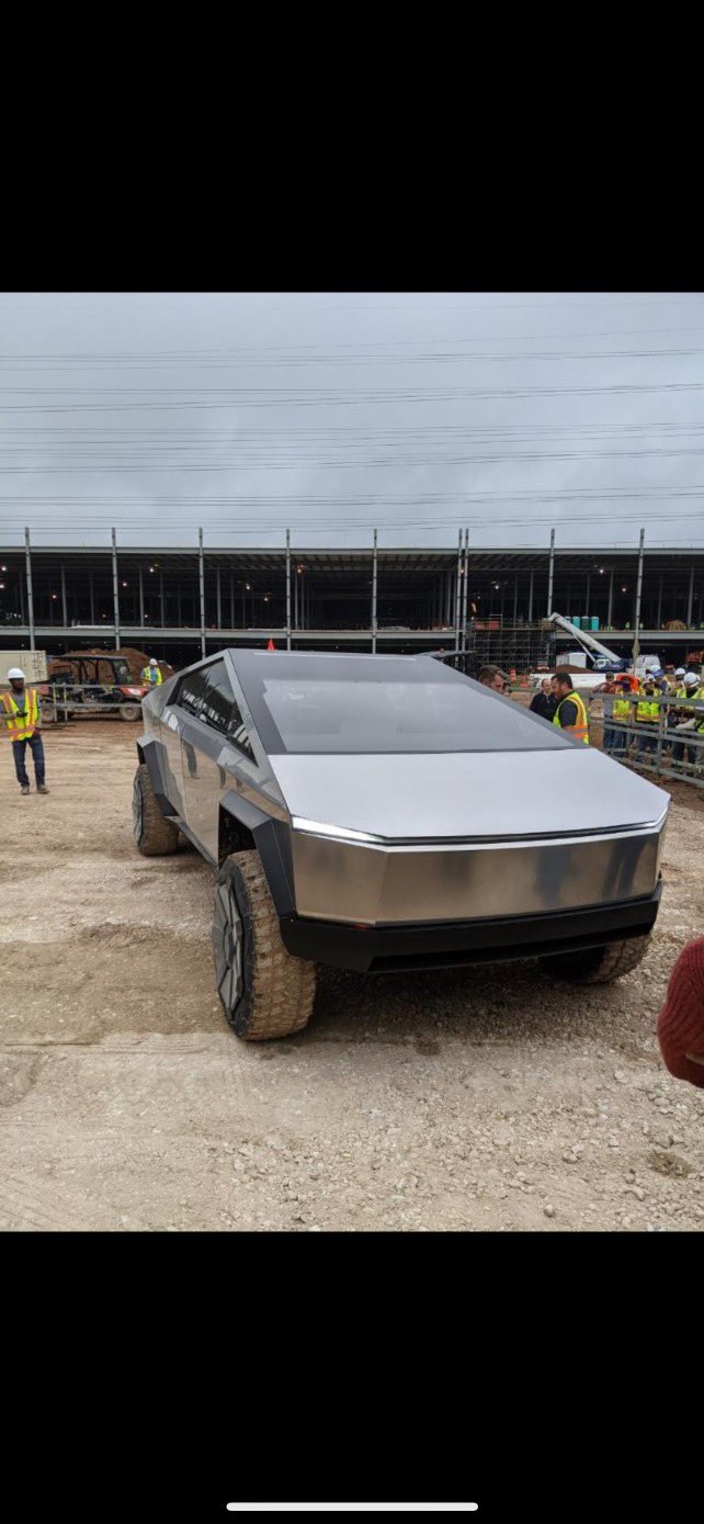 Le Cybertruck se montre sur le site de la Gigafactory du Texas