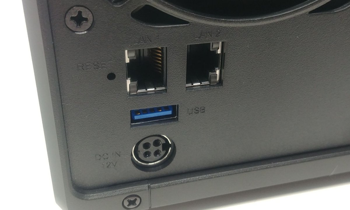 Deux ports réseau, mais seulement du Gigabit Ethernet © Nerces