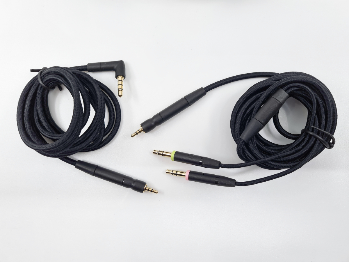 Deux câbles avec connecteurs propriétaires © Matthieu Legouge pour Clubic 
