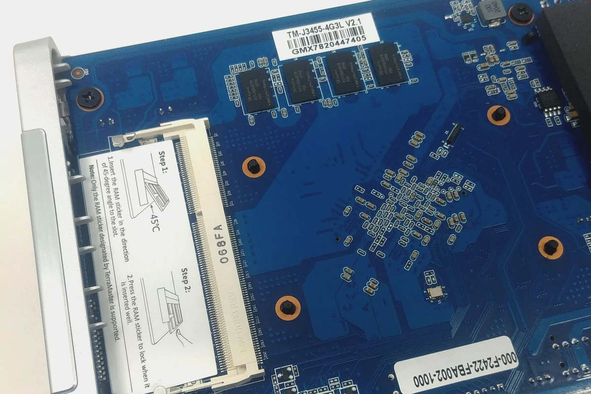 TerraMaster F2-422 © Nerces