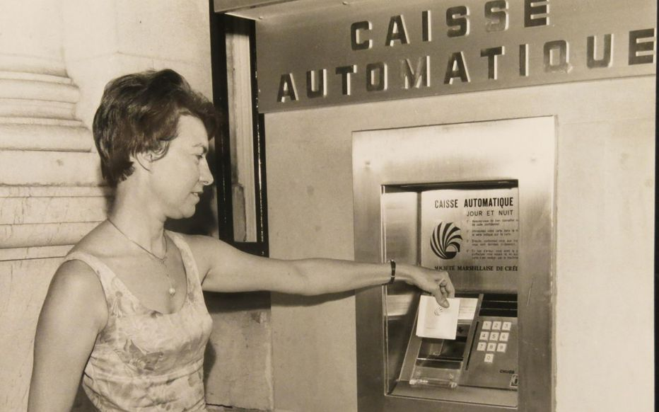 Inauguration de la première caisse automatique française rue Aubert, le 2 juillet 1968 DR