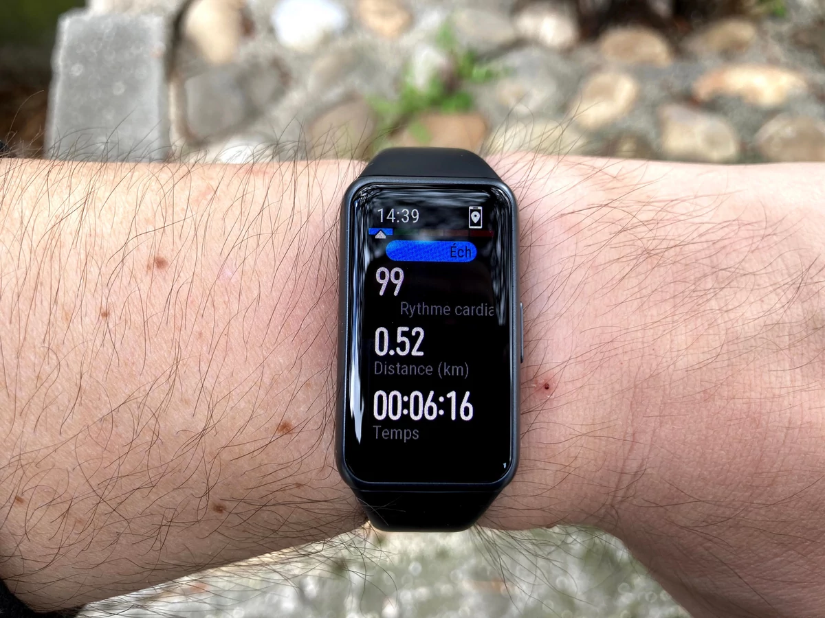 Huawei Band 6 - Écran © Johan Gautreau