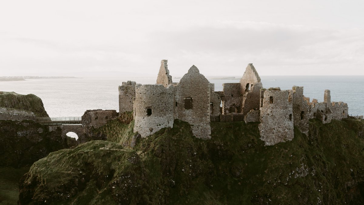 Les vestiges de l'un des nombreux forts en Irlande (© lain / Pexels)