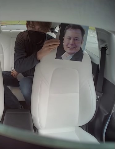 Tesla va surveiller les conducteurs en mode autopilote via la caméra du véhicule pour voir s'ils sont attentifs