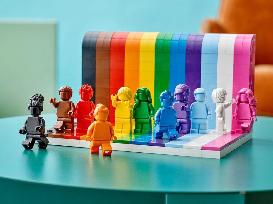 Lego Everyone is Awesome © LEGO