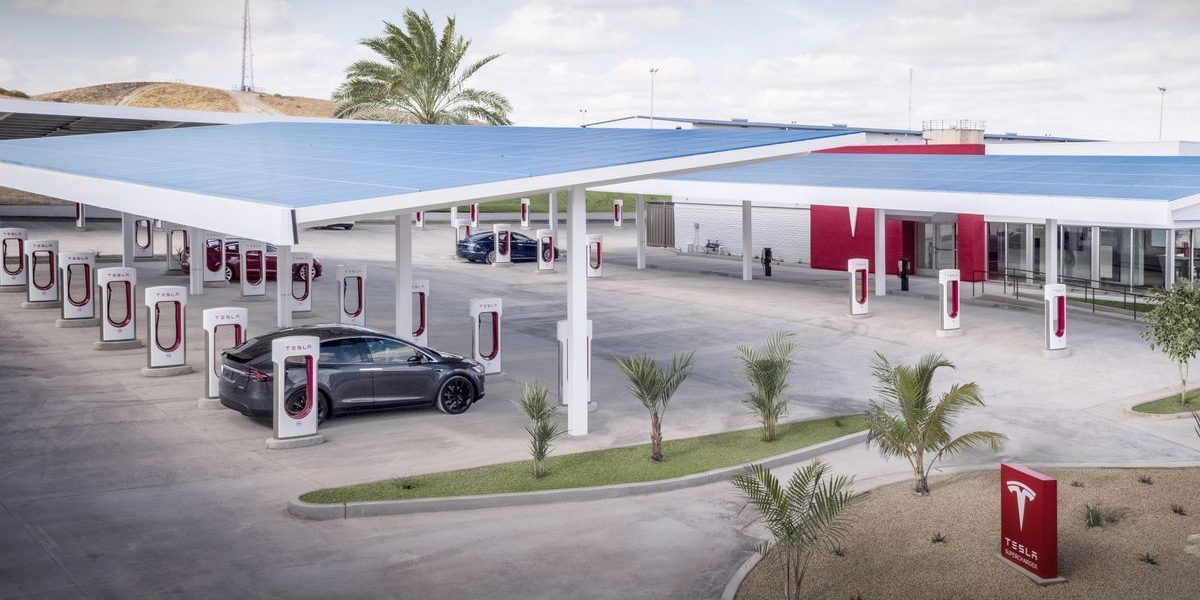 Un restaurant vintage verra-t-il bientôt le jour dans les centres de recharge Tesla ? © Tesla 