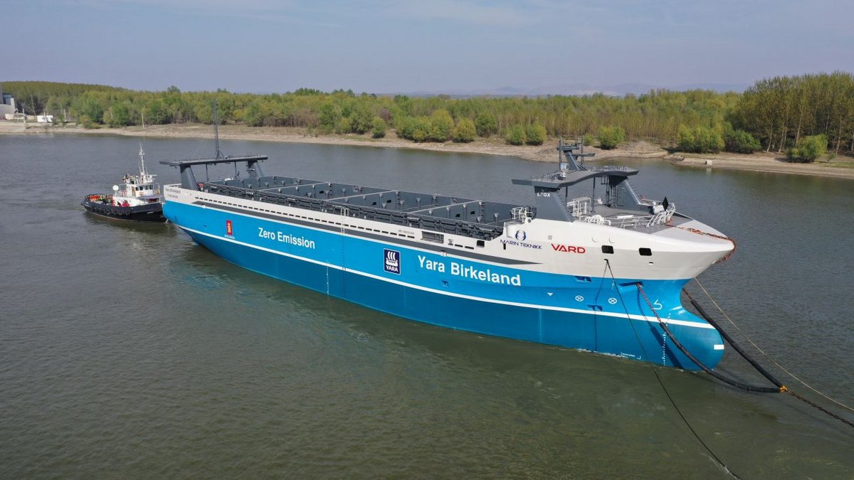 La coque du Yara Birkeland a été livrée par Vard en 2020, mais Kongsberg doit encore doter le navire, et les installations portuaires, des systèmes complexes qui permettront des opérations autonomes. Crédits : Yara Norge