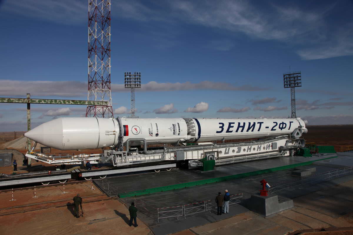 La fusée Zenit lors de l&#039;arrivée sur son pas de tir. Crédits Roscosmos/TsENKI