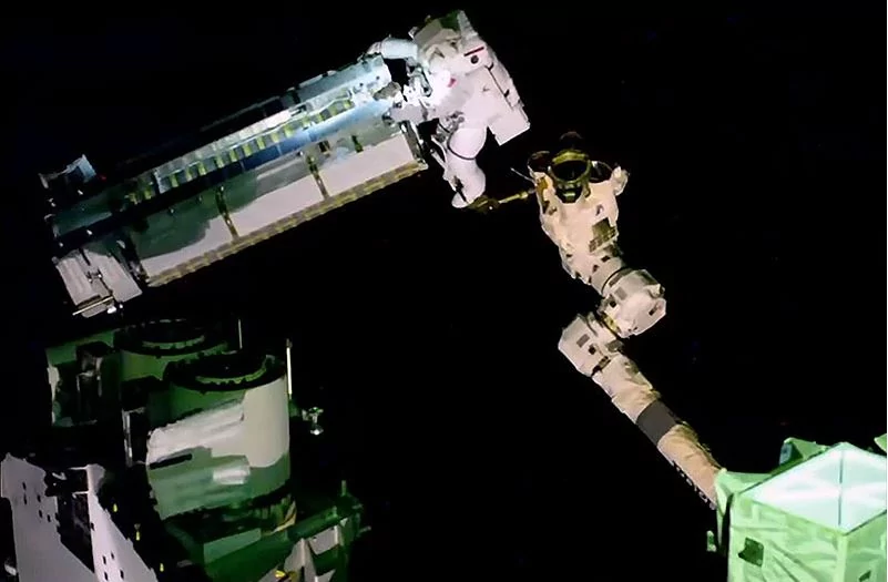 Thomas Pesquet EVA ISS panneaux solaires 1 © NASA