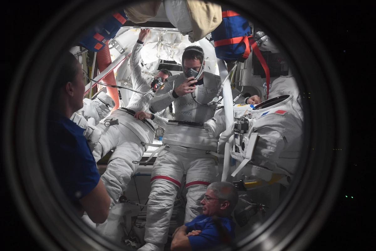 Thomas Pesquet EVA ISS panneaux solaires 3 © JAXA/A/ Hoshide