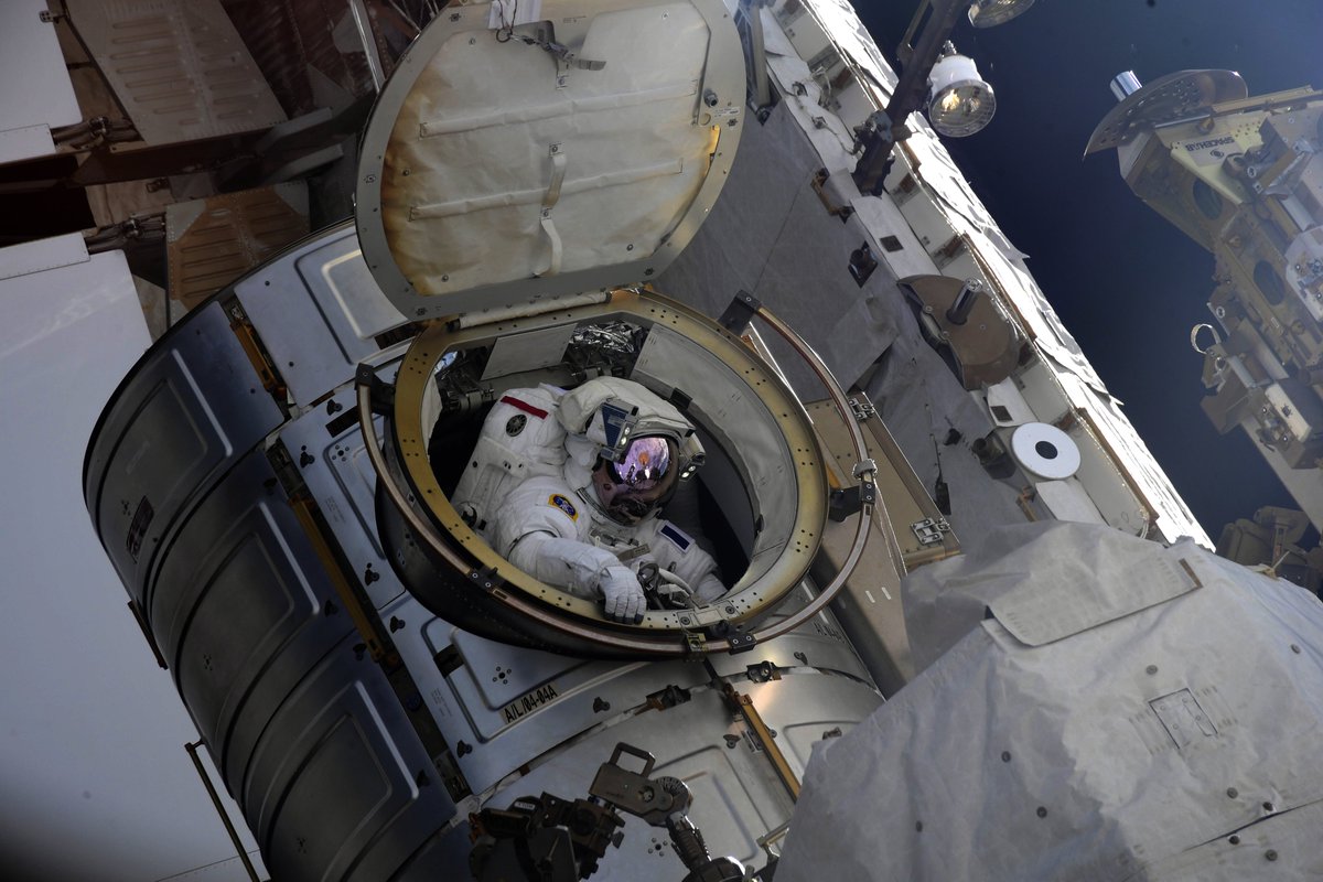 Thomas Pesquet sort du sas Quest en première position.crédits NASA/ESA/T.Pesquet 