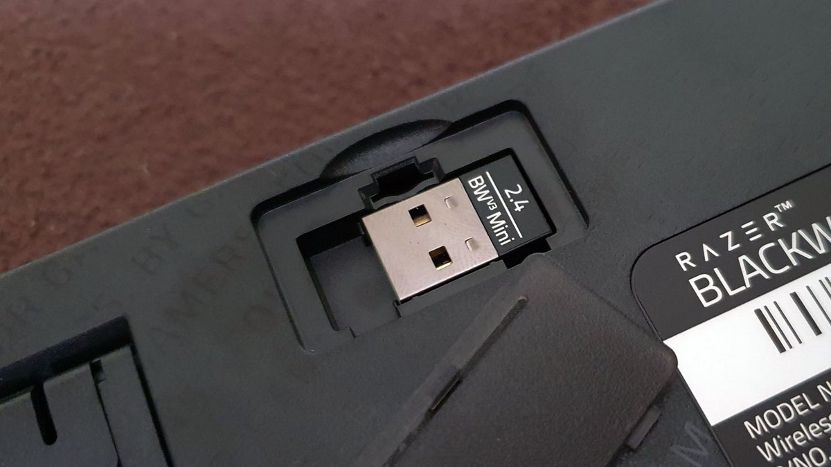 Le dongle USB de connexion RF 2,4 GHz se range aisément, sous le clavier © Nerces