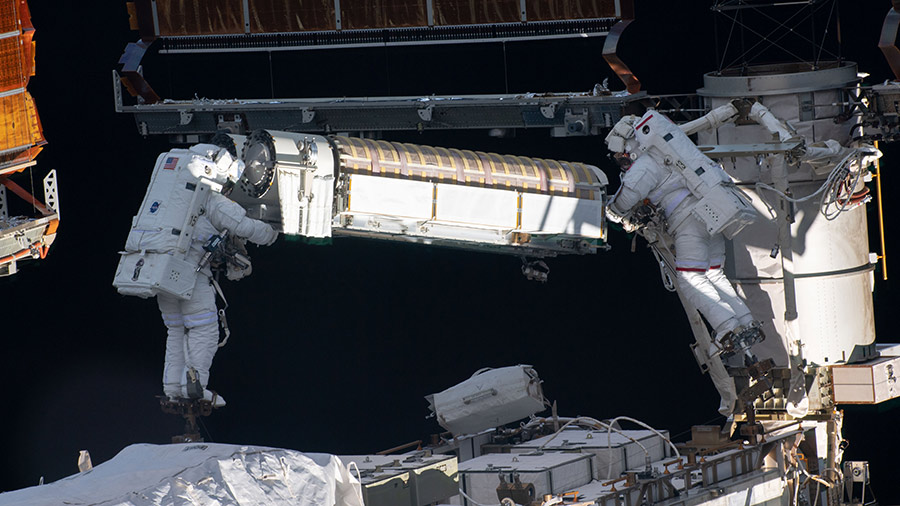 Les astronautes utilisent des cale-pieds, qu&#039;il faut passer du temps à installer pour se libérer les mains... Crédits NASA