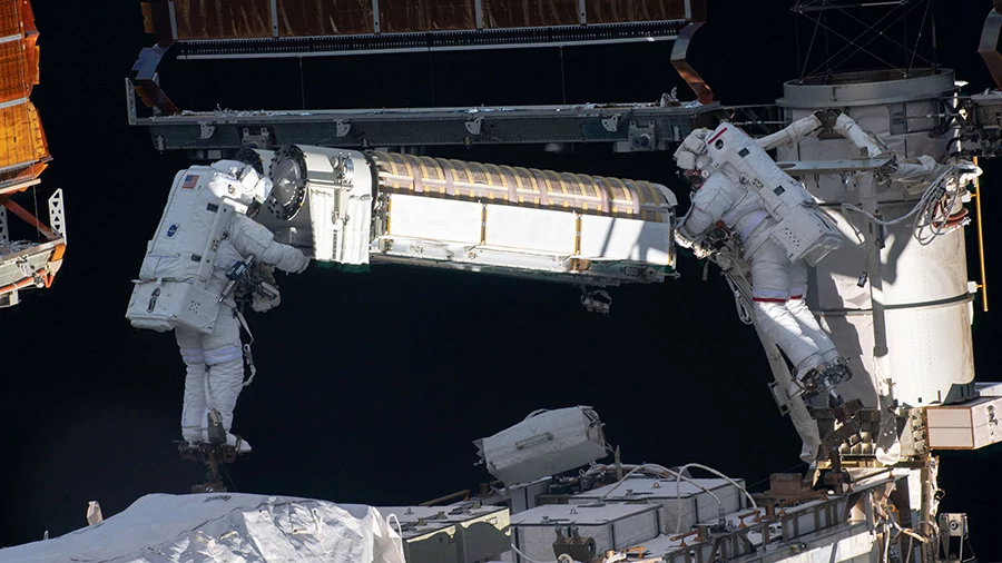 Thomas Pesquet EVA ISS panneaux solaires 7 © NASA