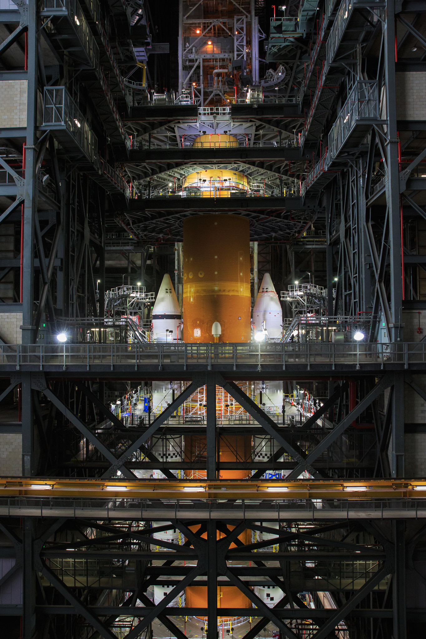 Dans son gigantesque hall d'assemblage, le lanceur SLS de la NASA prend forme