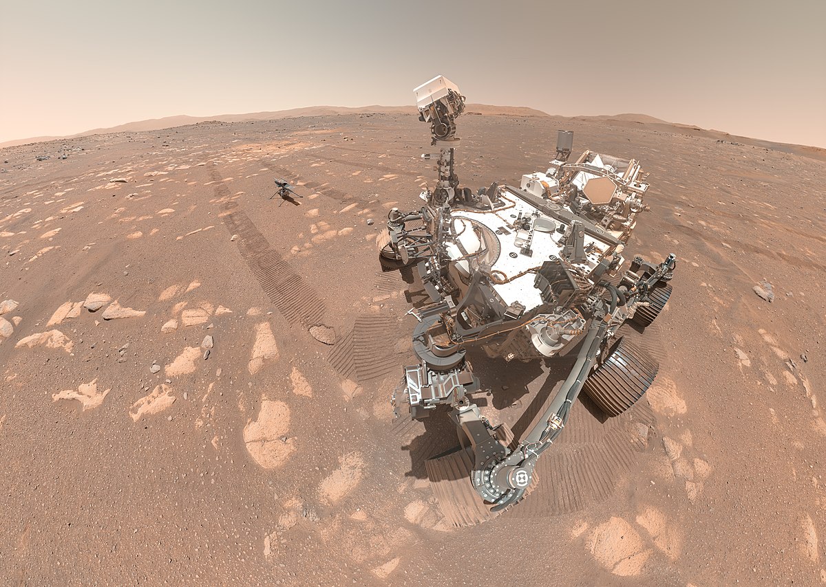 Le premier selfie (assemblé) de Perseverance, en train d'observer son compagnon le petit hélicoptère Ingenuity. Crédits NASA/JPL-Caltech