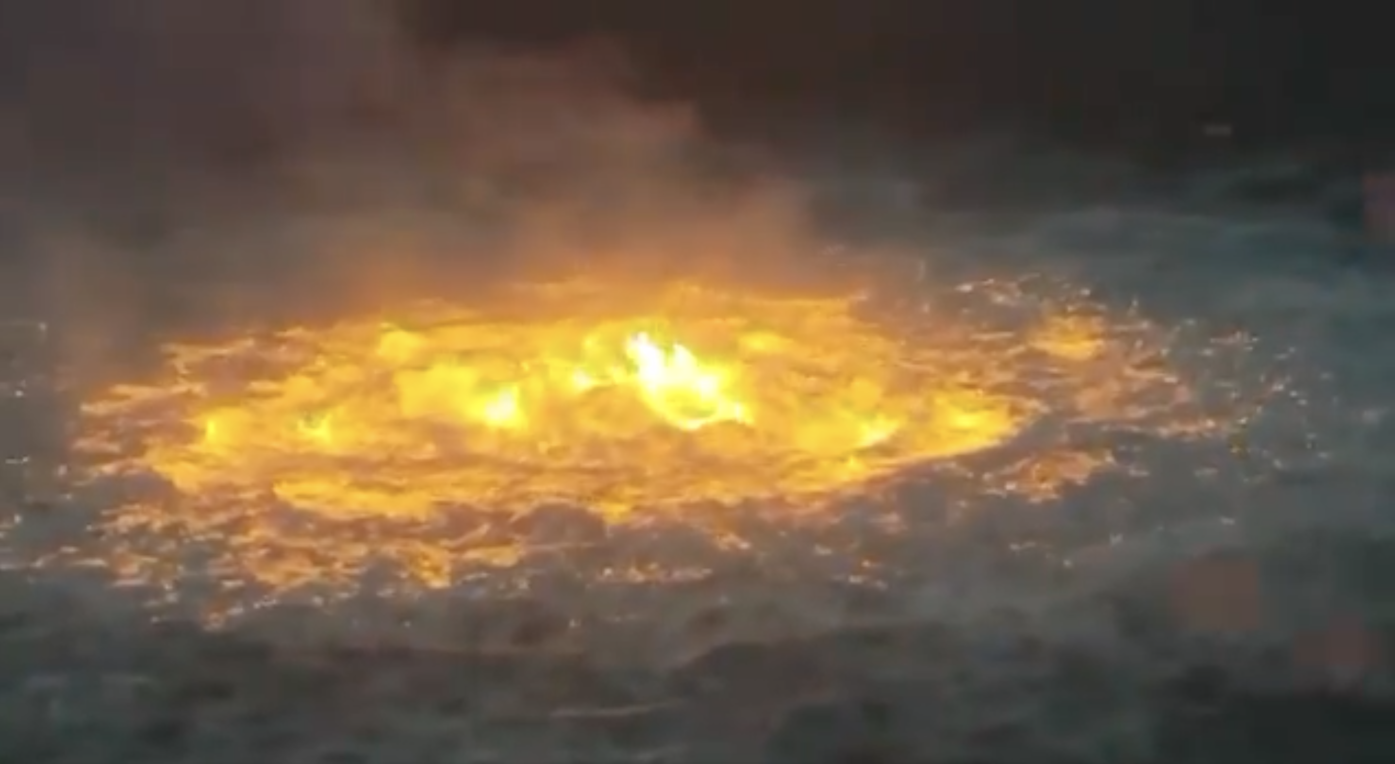 La vidéo choquante d'un oeil de feu en plein milieu de l'océan