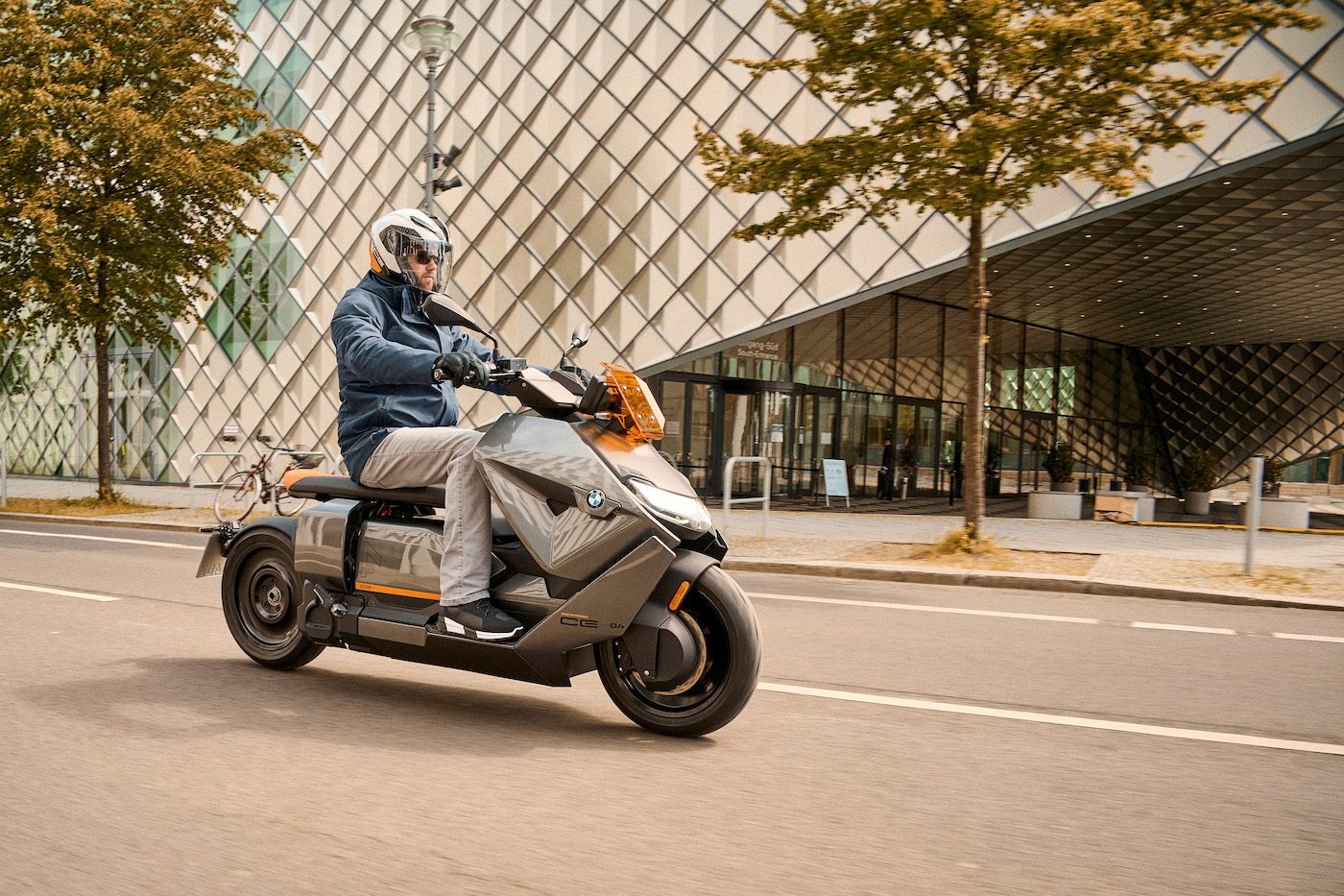 BMW dévoile CE 04, un scooter électrique doté de 130 kilomètres d'autonomie