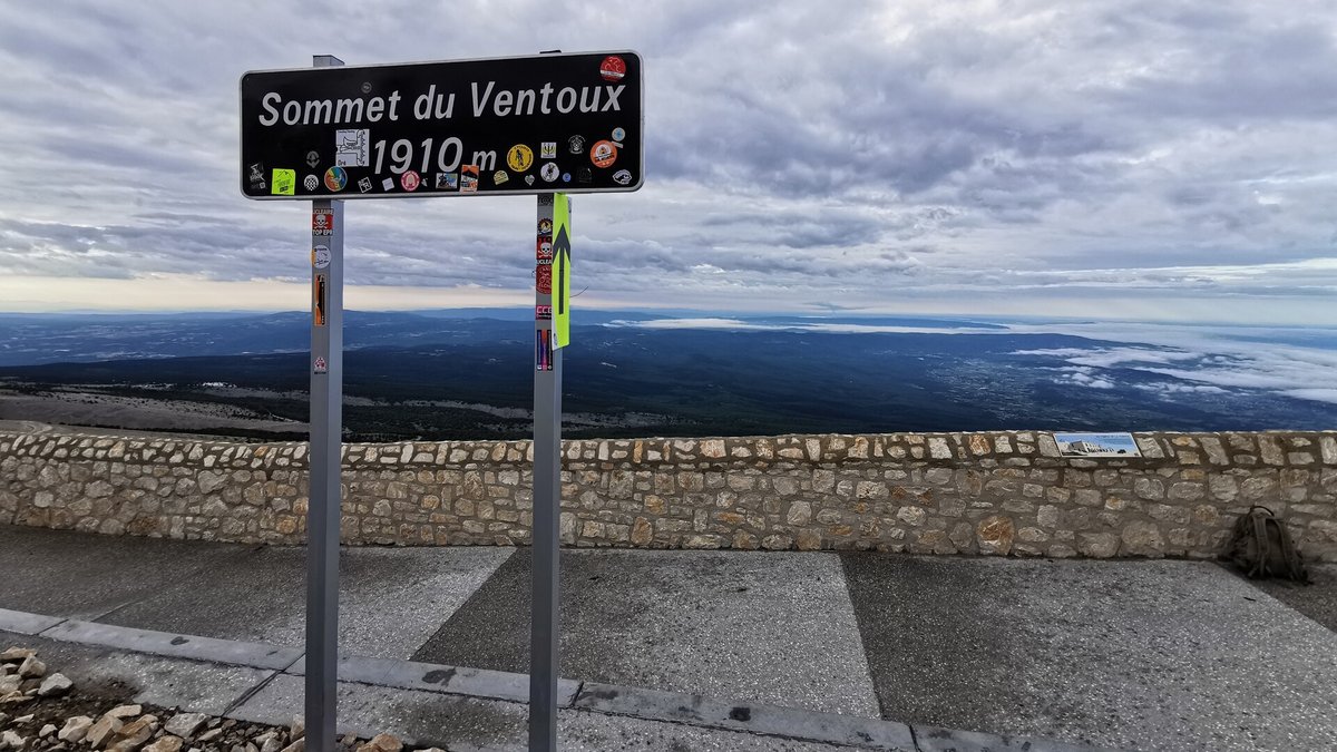 Le Ventoux domine toute la Provence (© Sommet du Mont Ventoux)