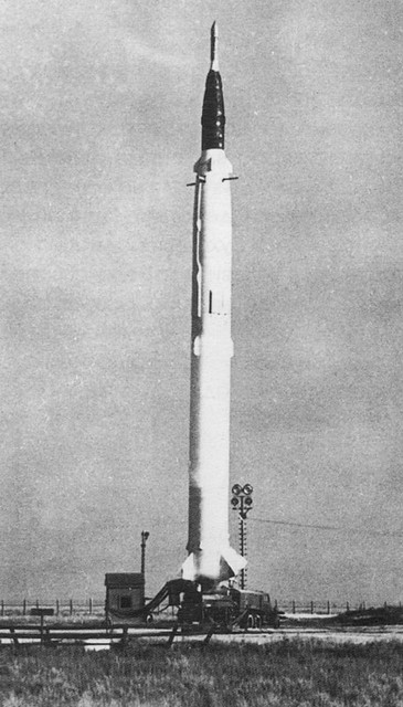 Un missile R-5 à la verticale. Crédits URSS
