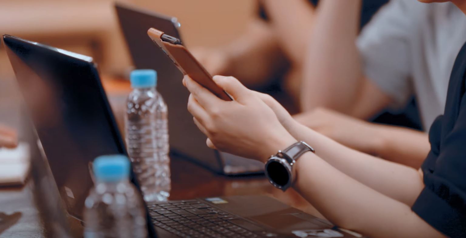 Samsung tease (discrètement) le Galaxy Z Fold 3 et la Galaxy Watch 4 en vidéo