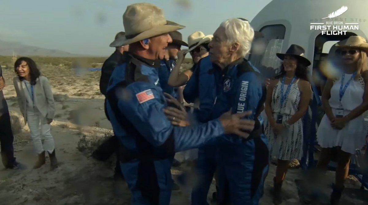 Revenus en sécurité de la frontière de l&#039;espace, les astronautes ont célébré comme il se doit. © Blue Origin