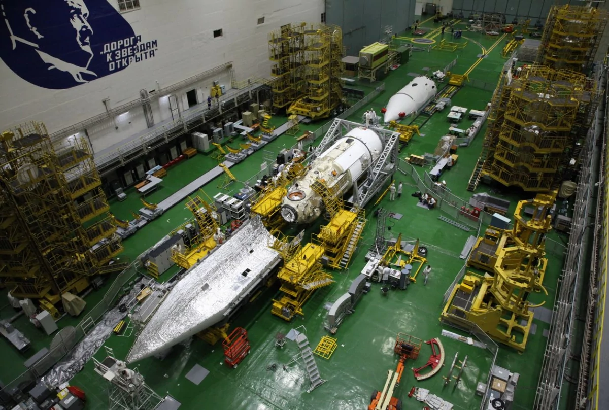 MLM Nauka mise sous coiffe © Roscosmos