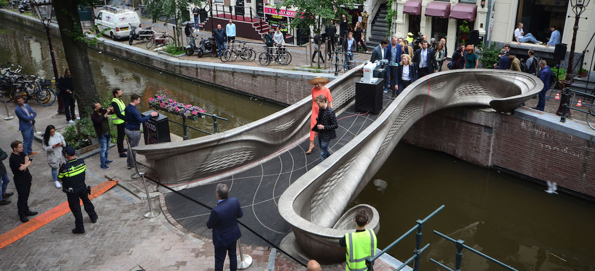 Amsterdam a inauguré le tout premier pont en acier imprimé en 3D