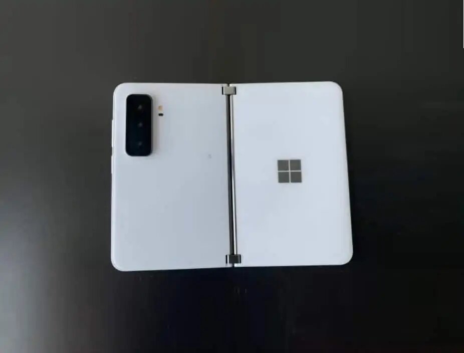 Le Surface Duo 2 de dos / © Tech Rat sur YouTube