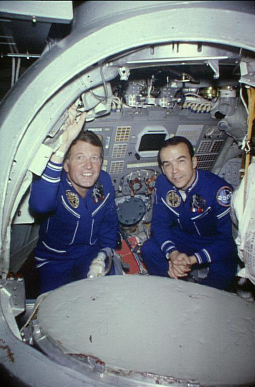 Séance en simulateur pour les deux astronautes français. Crédits AFP